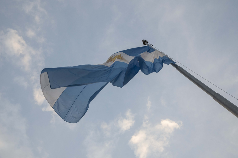 La Bandera volvió a flamear en el mástil mayor. (rosarionuestro.com).png