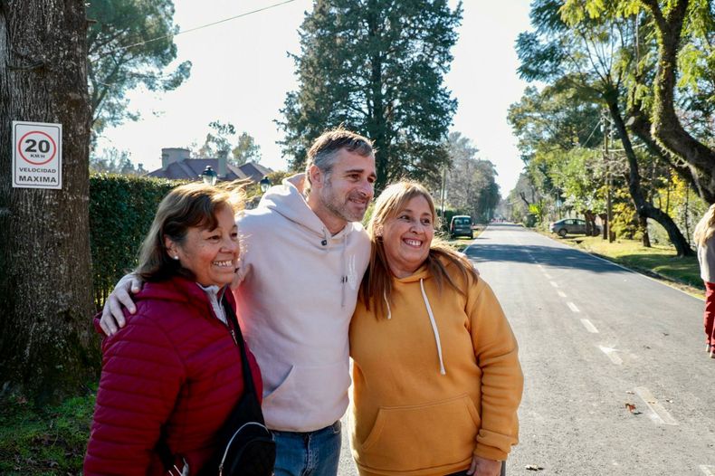A PIE. Achával recorrió los nuevos asfaltos y dialogó con vecinos.