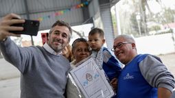 PROPIETARIO. Achával, con beneficiarios del programa de escrituración. &nbsp;