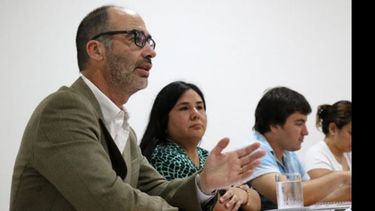 FUNCIONARIOS. Martignone y Cabrera, ayer, frente a los concejales..