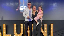 EN FAMILIA. Piter Torres con su premio. La ceremonia se llevó a cabo en el predio de la AFA.&nbsp;
