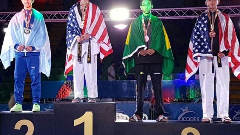PLATA. Nicolás Hoyos en el podio, tras competir en el Panamericano..