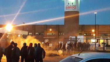 MADRUGADA. Los trabajadores intentaron cortar los accesos al Parque..