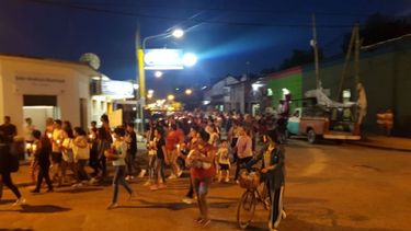 ESTA NOCHE. Los vecinos se movilizan hacia la casa velatoria municipal. .