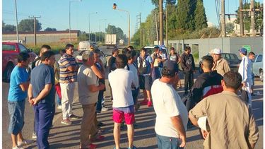 PIQUETE. Los trabajadores bloquearon la planta..