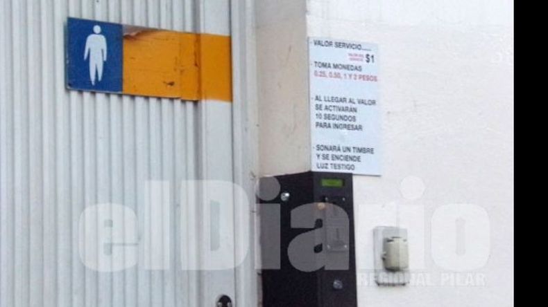 Tarifados. El baño funciona con monedas en algunas estaciones..