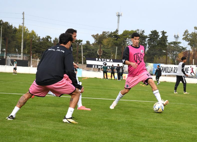 PELOTA. Mathías Crocco cumplió la fecha de suspensión y espera su chance para jugar.