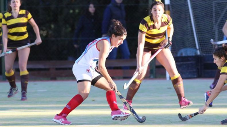 (ALEJANDRO CANO). CONTROL. Regis, de San Patricio, se lleva la bocha ante la presión de Belgrano..