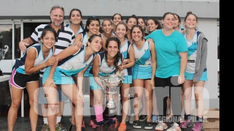 Las chica del SHA, felices con la Copa de Plata..