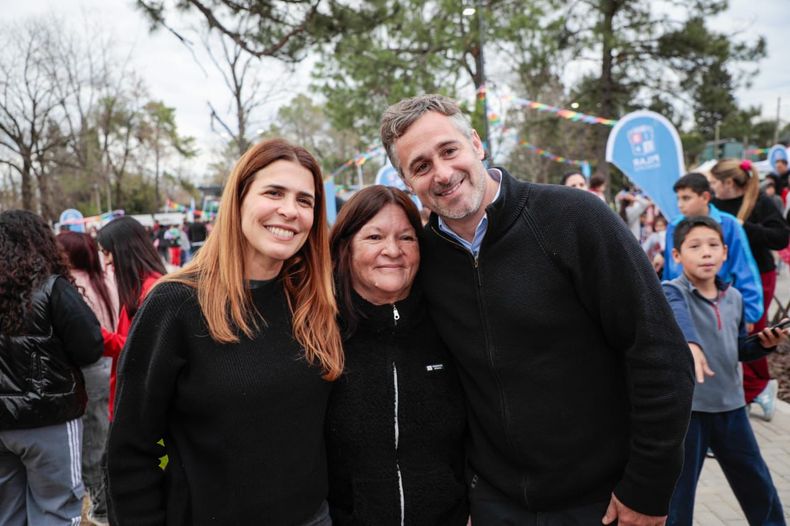 CON VECINOS. Soledad Peralta y Federico Achával pusieron en marcha la mueva plaza de Solares del Norte.
