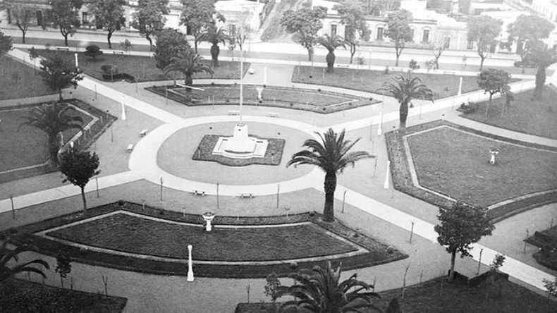 AMPLIOS SENDEROS.  Así lucía la plaza en el año 1928..