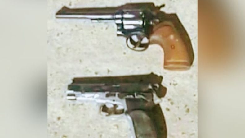 Las armas secuestradas en el operativo. Foto @pilaradiario.