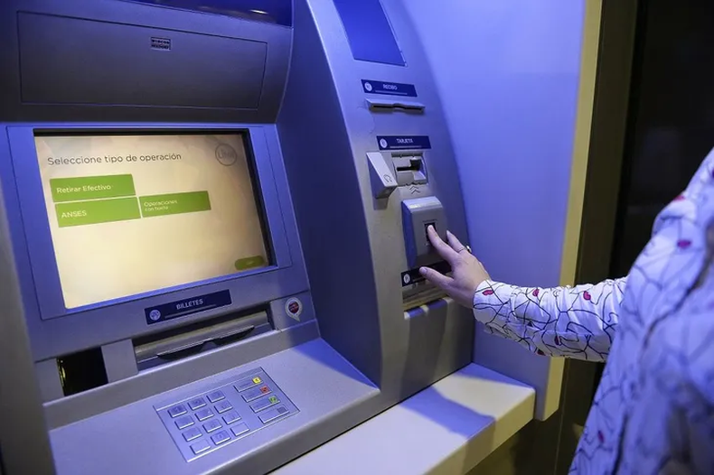 Los servicios en los bancos se verán limitados en el último día del año. ¿Qué pasa con los canales digitales, billeteras virtuales y cajeros automáticos?