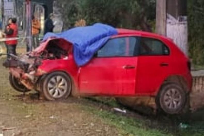 VW GOL. Tras impactar contra un colectivo, el vehículo de la víctima terminó en una zanja.