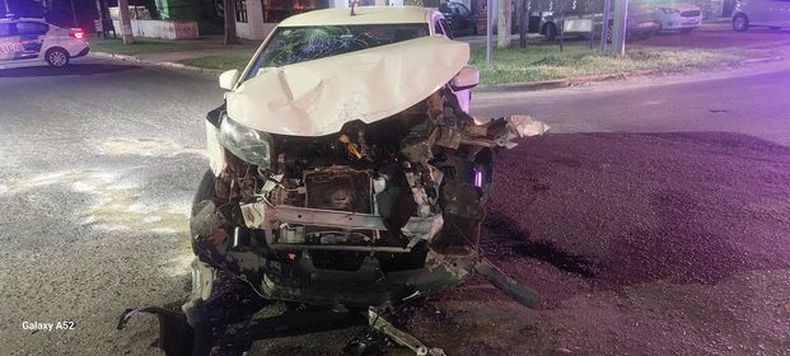 FRONTAL. Da&ntilde;os en el Renault Kwid que choc&oacute; contra el patrullero.