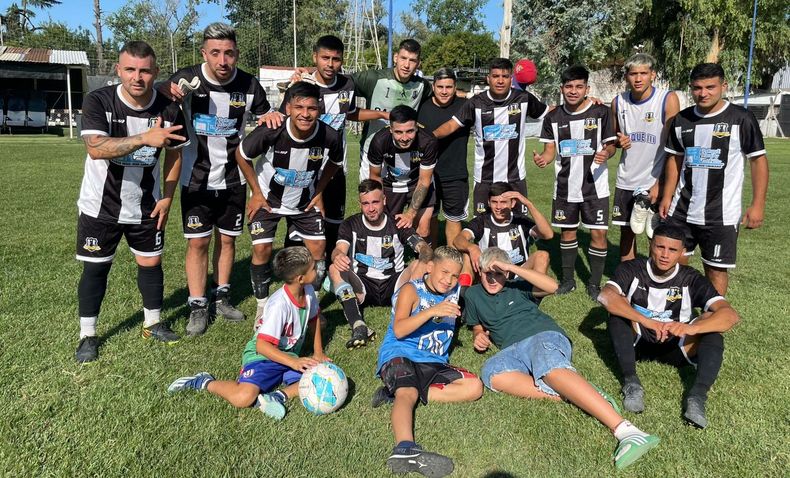 EQUIPO. Parque III consiguió un gran triunfo en Sourdeaux que lo deja momentáneamente como líder de la Zona Clasificación.