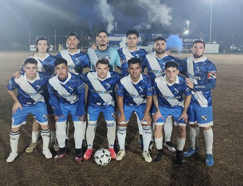 EQUIPO. El once inicial de Unión que jugó el viernes por la noche en Del Viso.