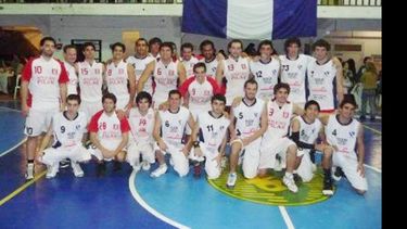 Los equipos de Unión y Atlético posando juntos..