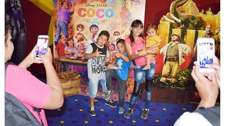 PANTALLA GIGANTE. Los chicos disfrutaron la película en la sala Monster Screen. .