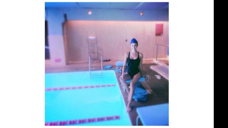 Al agua. La modelo pilarense, Vanesa Borghi, de gran carrera en Chile, está dando sus primeros pasos en la natación. Y como toda estrella, dejó registro en su cuenta de Twitter..