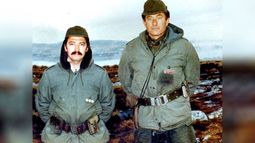 FRENTE AL MAR. El entonces Capitán Alberto Varela y el Principal Rubén Kuzma, en Malvinas..
