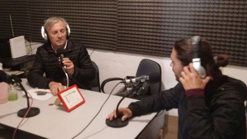 AL AIRE. Donato Di Santo y su hijo Nicolás ayudan a los chicos con las tareas..