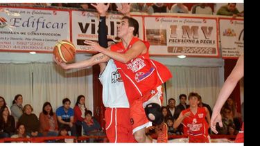 EN EL AIRE. Sportivo y Atlético disputaron un partido intenso..
