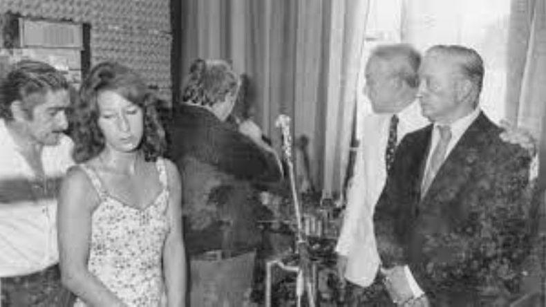 En Radiodifusora América. En la imagen aparece la locutora y periodista Liliana Forte y, de saco blanco, Roaldo Barbesini..