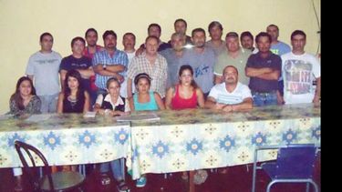 Juntos. Dirigentes y delegados, ayer, en la sede de Alsina 666..