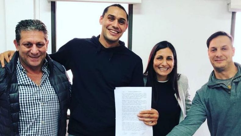 PUSO LA FIRMA. “Estoy muy contento con el equipo que se formó”, destacó Peralta..