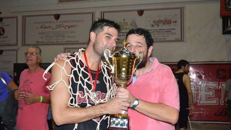 FELICIDAD. López (der.) junto al vice, Nico Tabarez, besando la copa..