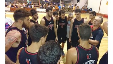 PLANTEO. Asturiano y su charla con el plantel que lidera el Provincial..