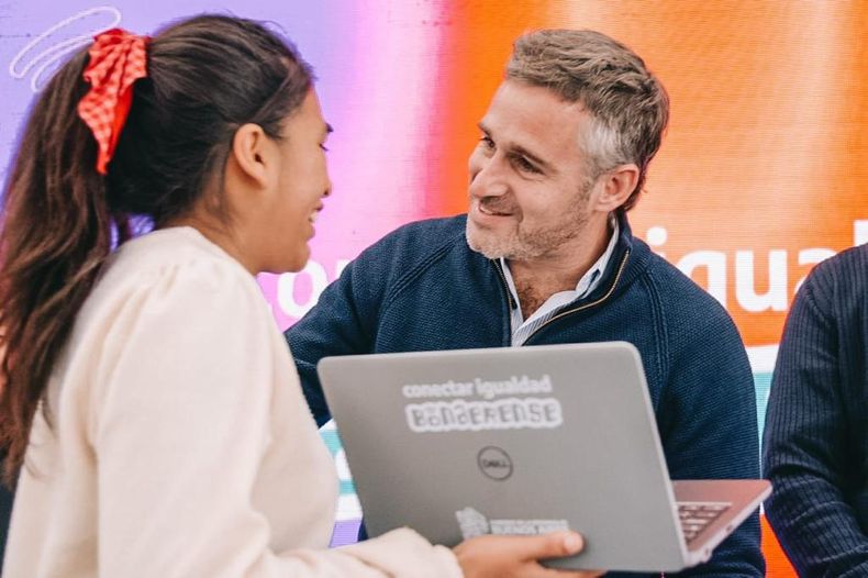 Federico Achával entregó notebooks a alumnos de colegios secundarios en el Club Luchetti.&nbsp;