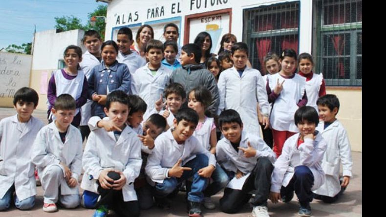 Un grupo de chicos, en el patio de la histórica escuela derquina..