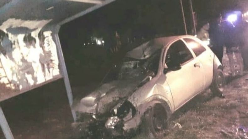 El motociclista chocó de frente con un automóvil Ford Ka y tuvo que ser hospitalizado. .