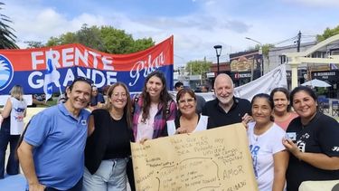 MEMORIA. Organizadores del homenaje que se realizó este viernes en la plaza.