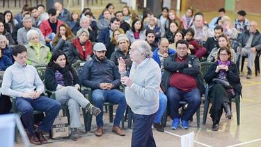 VOZ FIRME. Pérez Esquivel hablando para los vecinos, anoche, en el Divino Pastor. .
