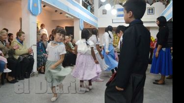 Chicos de la escuela de danza de Magdalena Maciel, abrieron la noche..