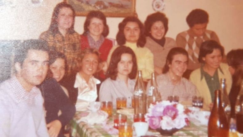 Quisiera compartir esta fotografía en Pilaradiario.com con esta dedicatoria: Urbano Arotce: ¡Muy querible! ¡Muy lindo! Dijo una de mis amigas al enterarse de la partida de Urbano, palabras que comparto plenamente de nuestro amigo de la adolescencia. La fotografía queda como testimonio de aquella hermosa etapa en la década de 1970. Mónica Alicia Bustamante. .