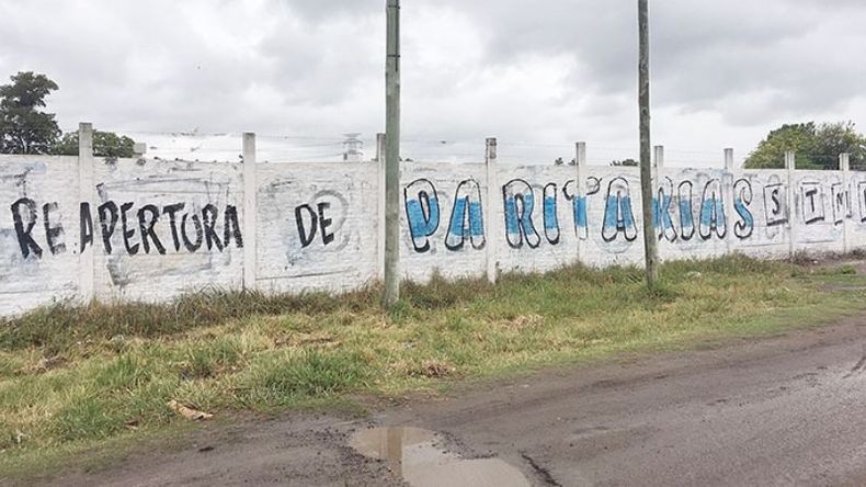 LAS PAREDES HABLAN. El sindicato municipal salió a la calle con el reclamo..