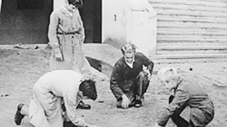 Con sus atuendos de seminaristas, alumnos del Instituto Verbo Divino juegan a la bolita en el patio del colegio, en 1949. En aquella época permanecían pupilos. .