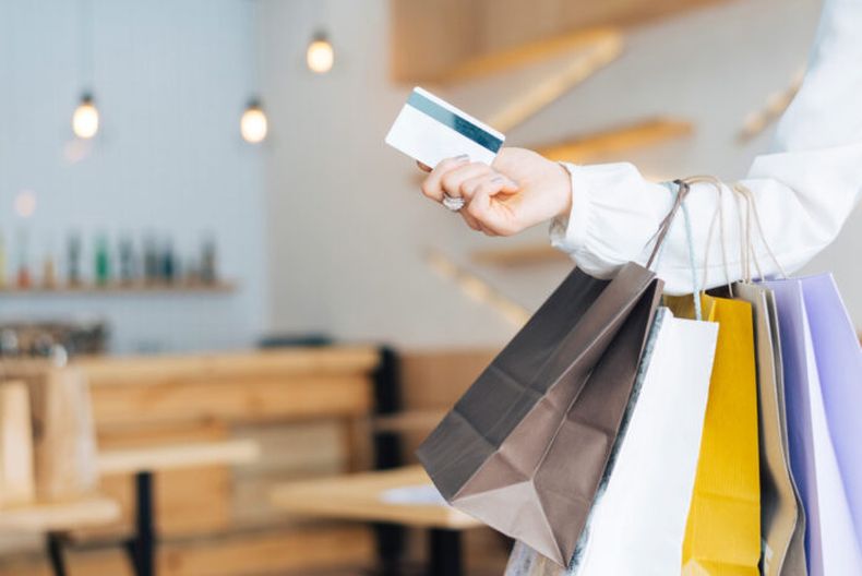 DESDE ESTE VIERNES. Se habilitan las compras con tarjeta en los comercios.