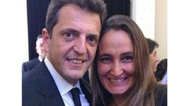 CARA NUEVA. Claudia Juanes, la apuesta de 1País. En la foto junto a Massa..