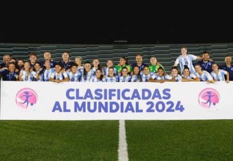 Belén Ludueña y Annika Paz con la Selección Argentina Sub 20 celebrando la clasificación al Mundial.