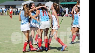 FESTEJOS. Todas van con Ricordi (71); marcó el 1-0 y clasificó a la 6ª de Sanpa..