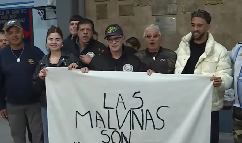 BANDERA. Nicolás González y veteranos de Escobar, con la bandera que hace historia.