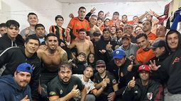 VESTUARIO.Jugadores, cuerpo técnico e hinchas de Zelaya felices tras la victoria en Lincoln. VESTUARIO.Jugadores, cuerpo técnico e hinchas de Zelaya felices tras la victoria en Lincoln.