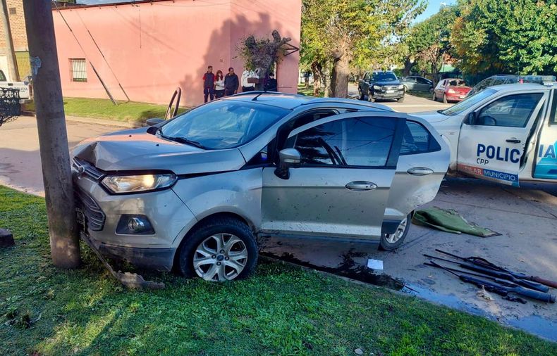 Los delincuentes fueron detenidos tras chocar contra un árbol en Del Viso.&nbsp;