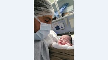 El concejal Juan Pablo Roldán junto a su pequeña hija. .