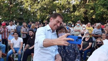 SELFIE. Santilli dialogó con vecinos en el Rancho..